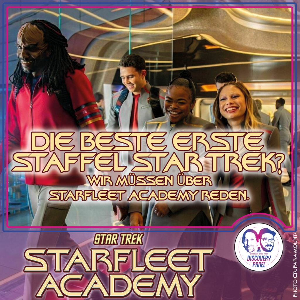 Vier Kadett:innen der Starfleet Academy laufen lachend durch einen futuristischen Innenraum der Akademie. Links ein klingonischer Kadett mit langen Haaren und roter Jacke, daneben drei menschliche Kadett:innen in grauen Uniformen. Über dem Bild steht in großer Schrift: „Die beste erste Staffel Star Trek? Wir müssen über Starfleet Academy reden.“ Unten ist das Logo „Star Trek: Starfleet Academy“ sowie das Discovery-Panel-Logo zu sehen.