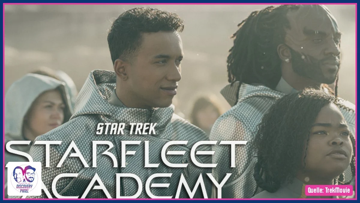 Zwei Personen in futuristischen Anzügen, im Hintergrund der Schriftzug "Starfleet Academy" aus Star Trek.